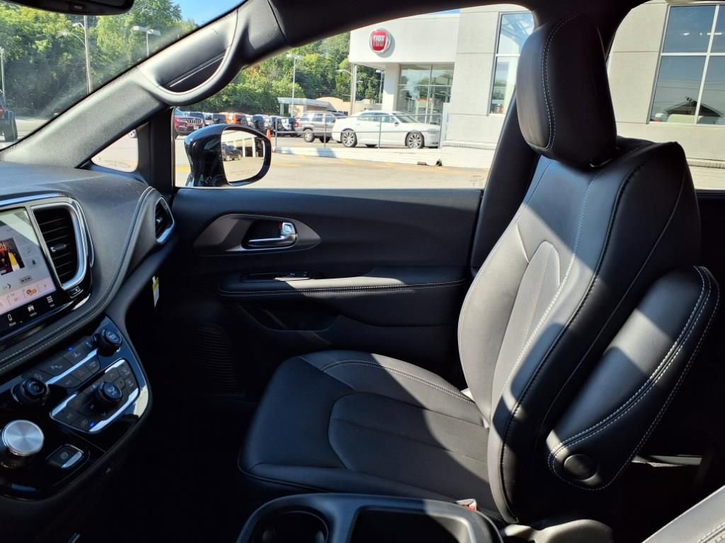 New 2026 Chrysler Pacifica Select image 16