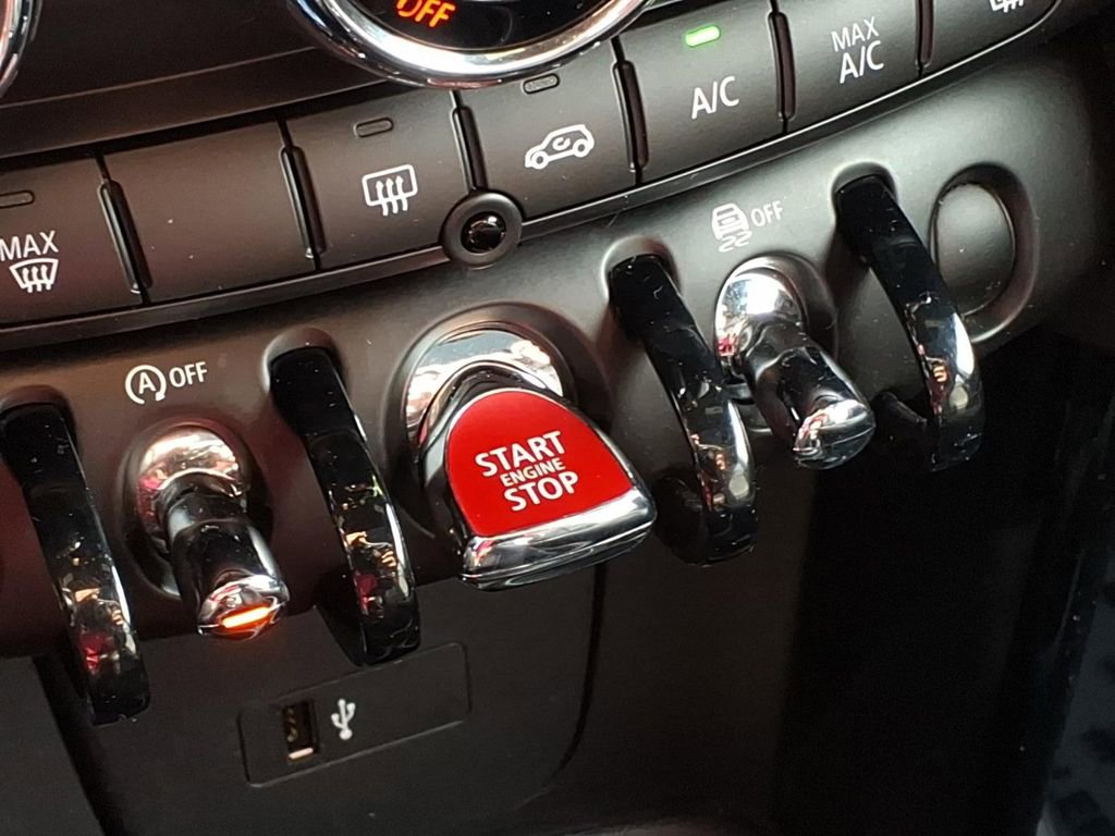 Used 2019 MINI Cooper 2-Door Hardtop w/ Signature Upholstery Package FWD image 14