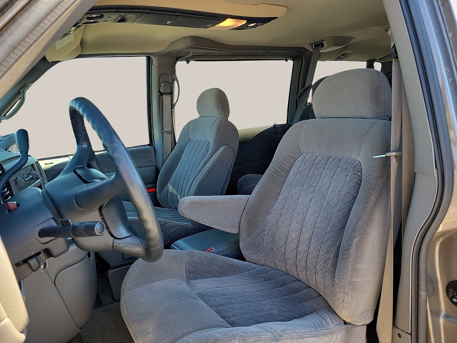 Used 2003 GMC Safari Passenger w/ SLT Preferred Equipment Group RWD image 9