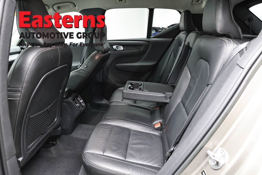 Used 2022 Volvo XC40 T4 Momentum FWD image 21
