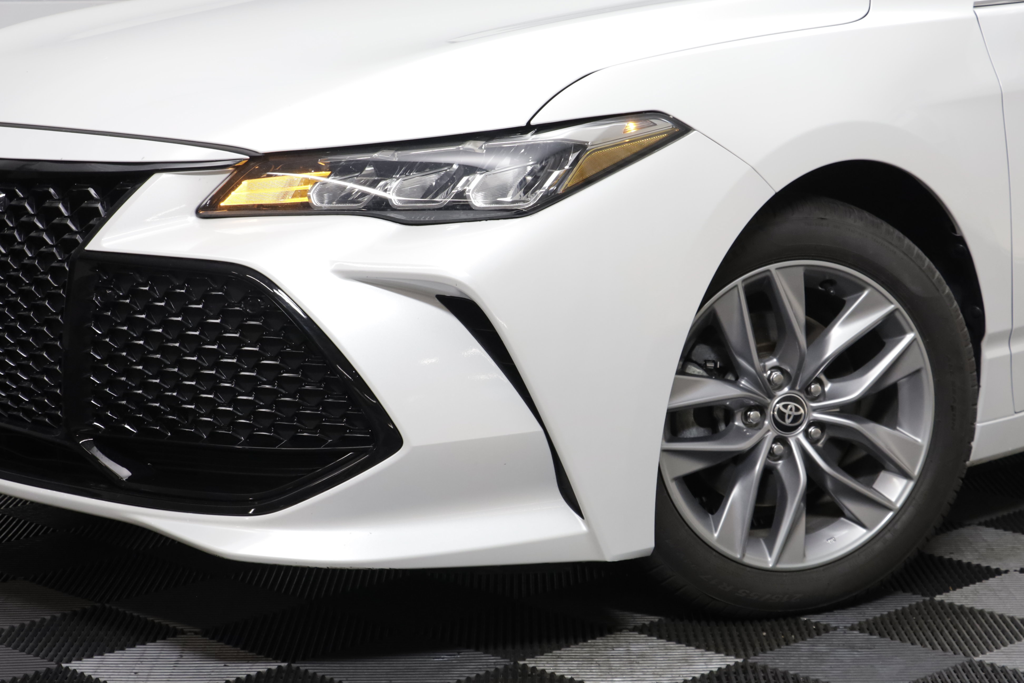Used 2022 Toyota Avalon XLE FWD image 3