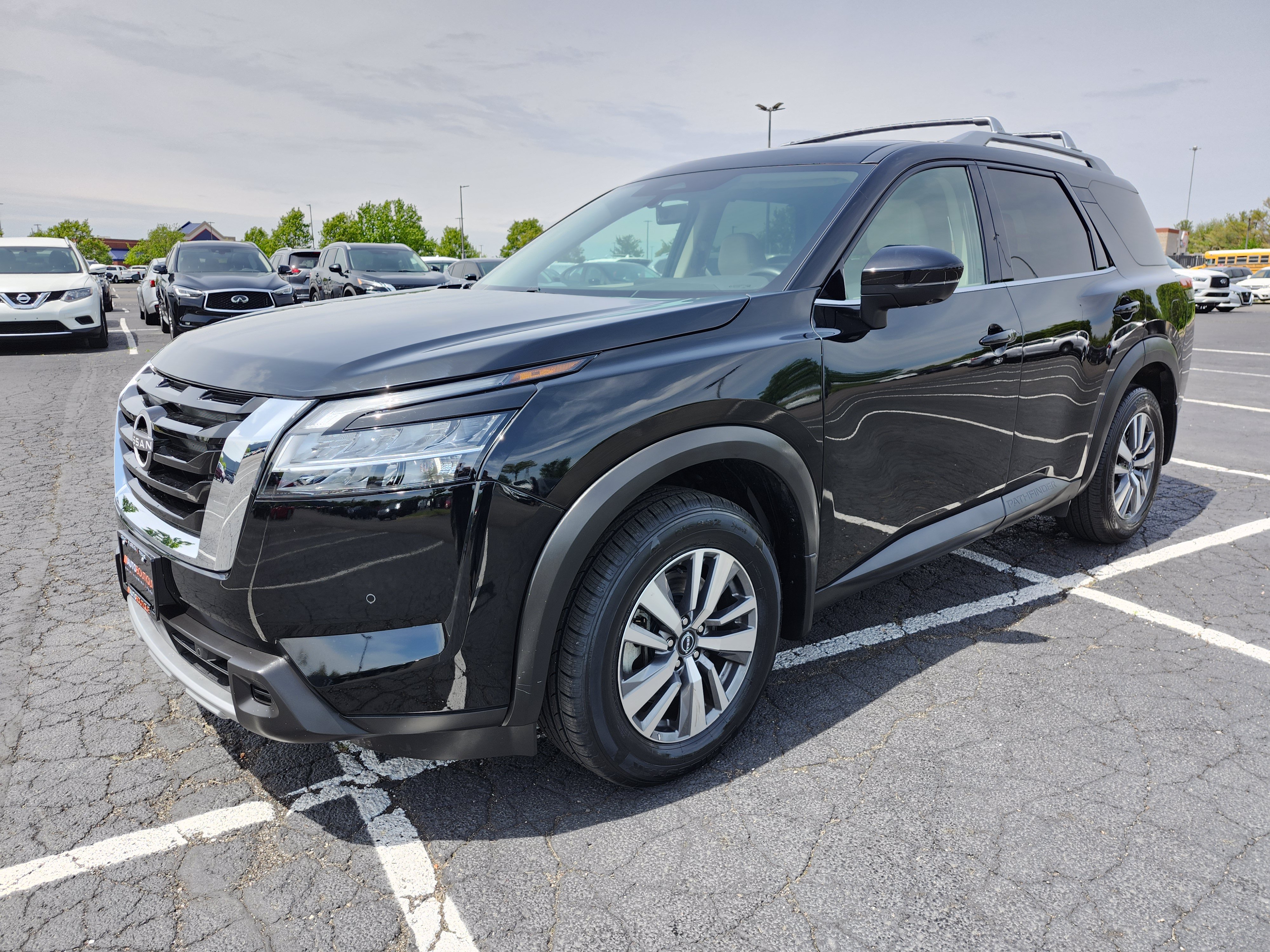 Used 2023 Nissan Pathfinder SL AWD/4WD image 13