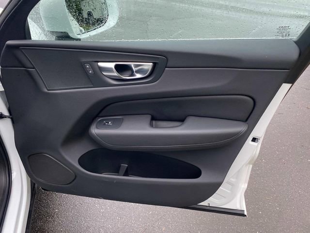 Used 2022 Volvo XC60 B5 Momentum image 37