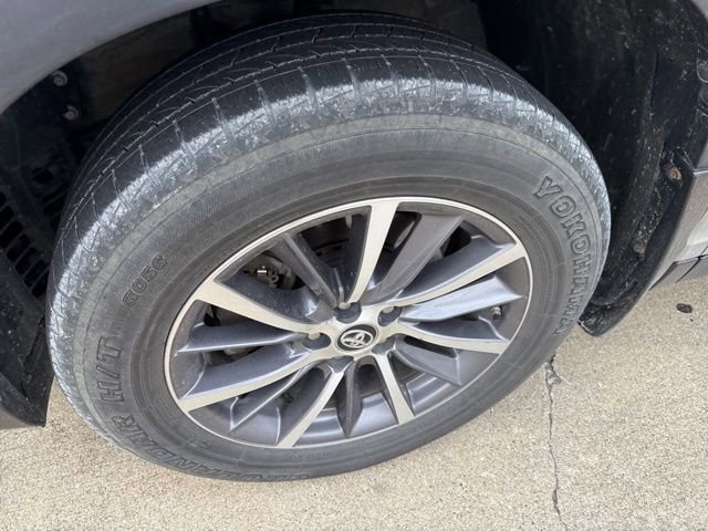 Used 2019 Toyota Highlander XLE AWD/4WD image 2