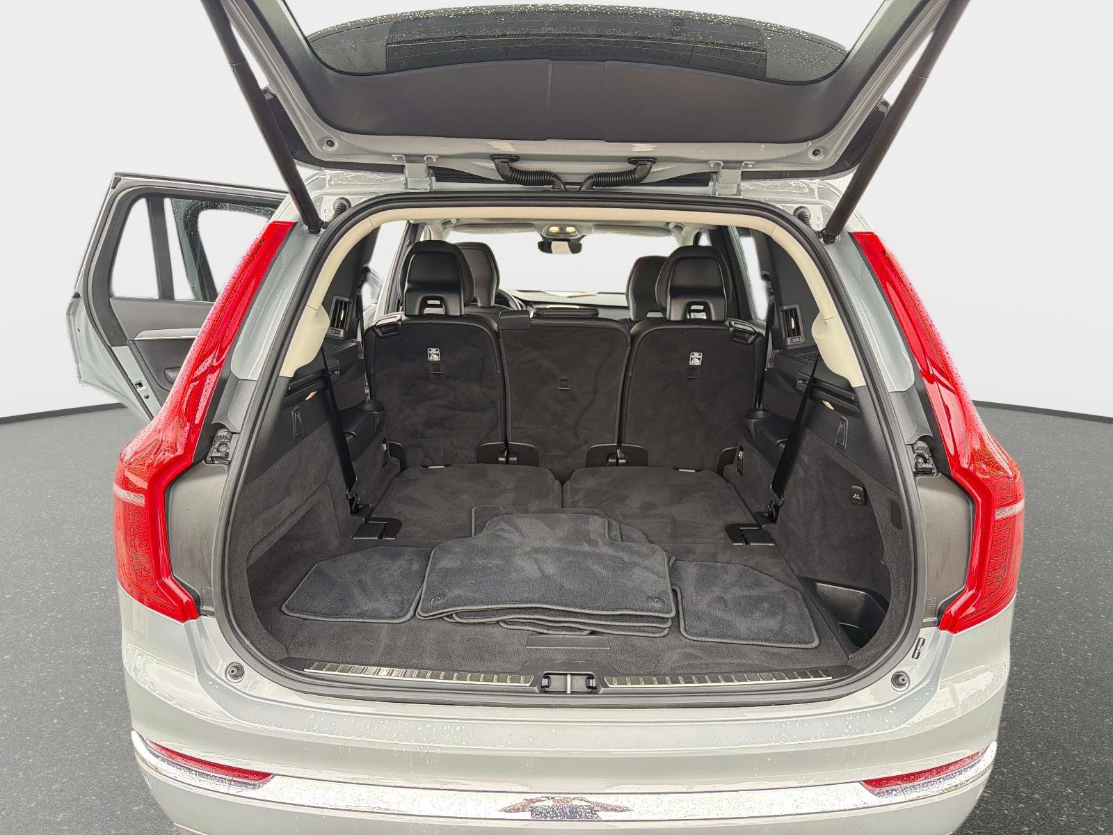 Certified 2025 Volvo XC90 B5 Core image 11