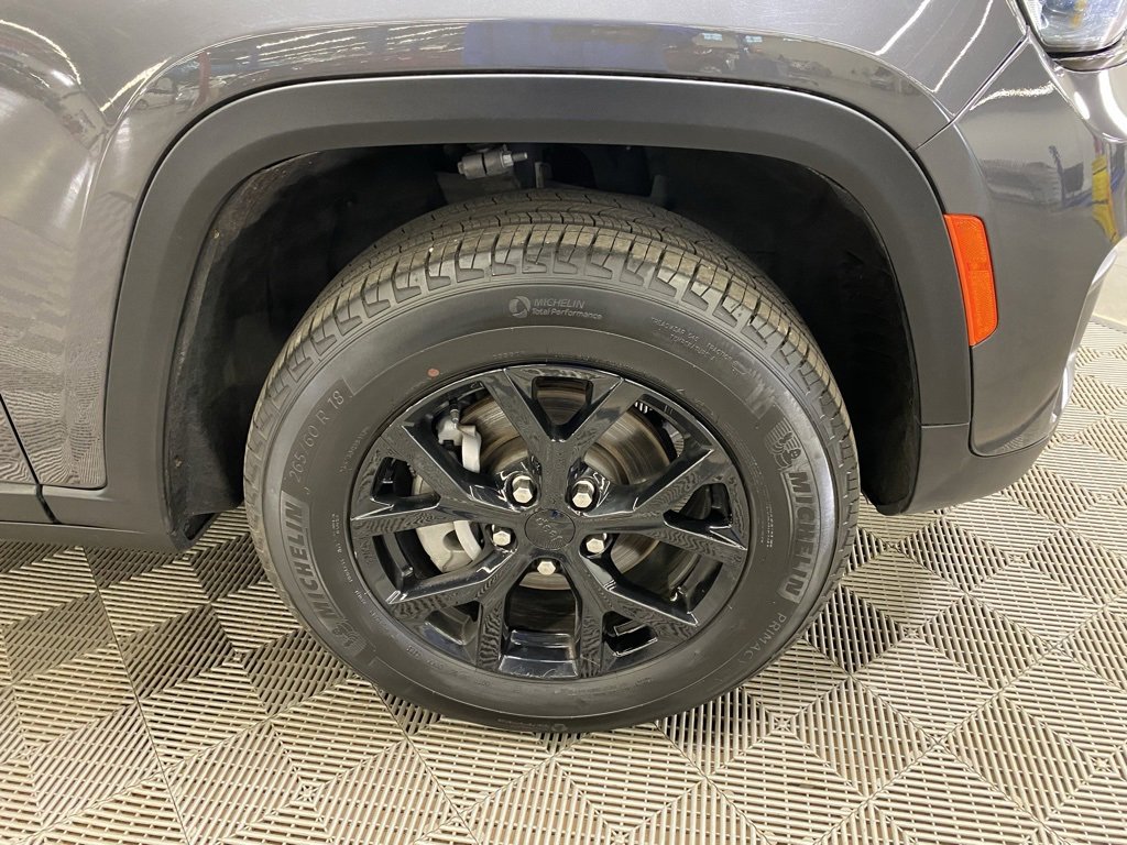 Used 2024 Jeep Grand Cherokee Altitude image 3