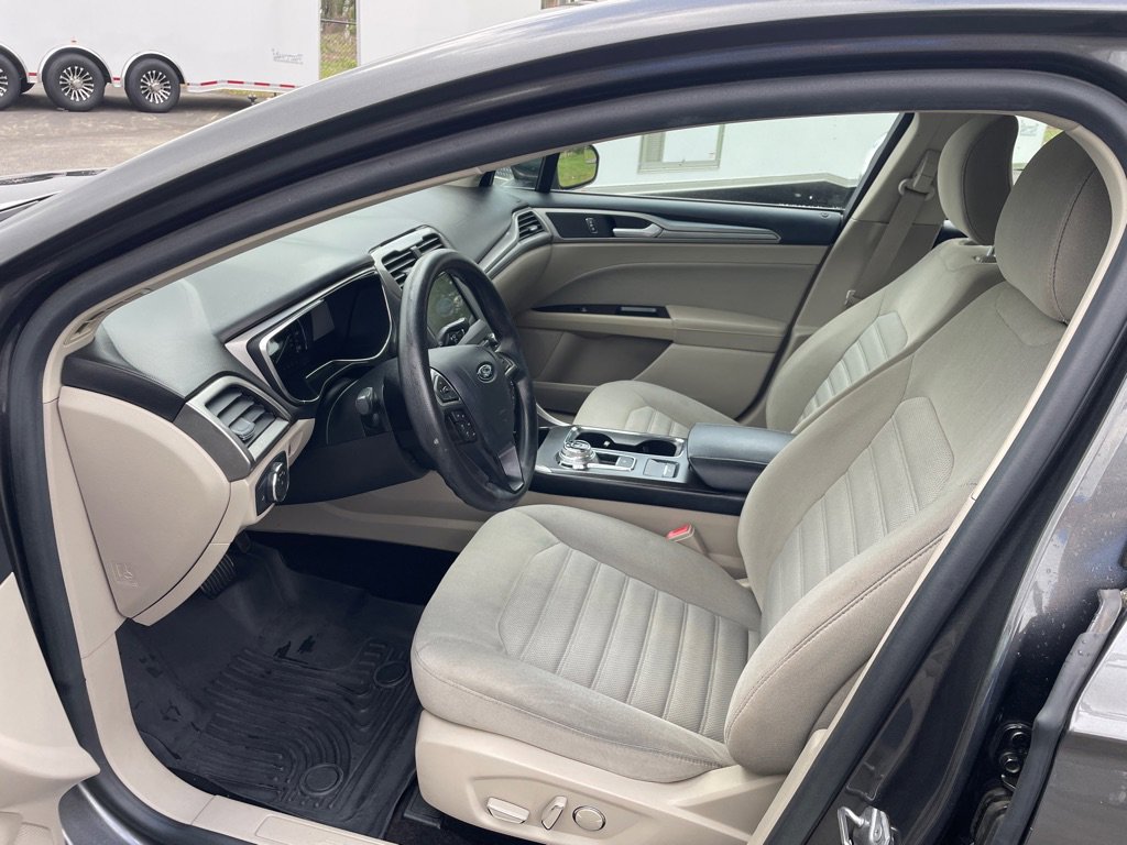 Used 2017 Ford Fusion SE w/ Fusion SE Technology Package image 12