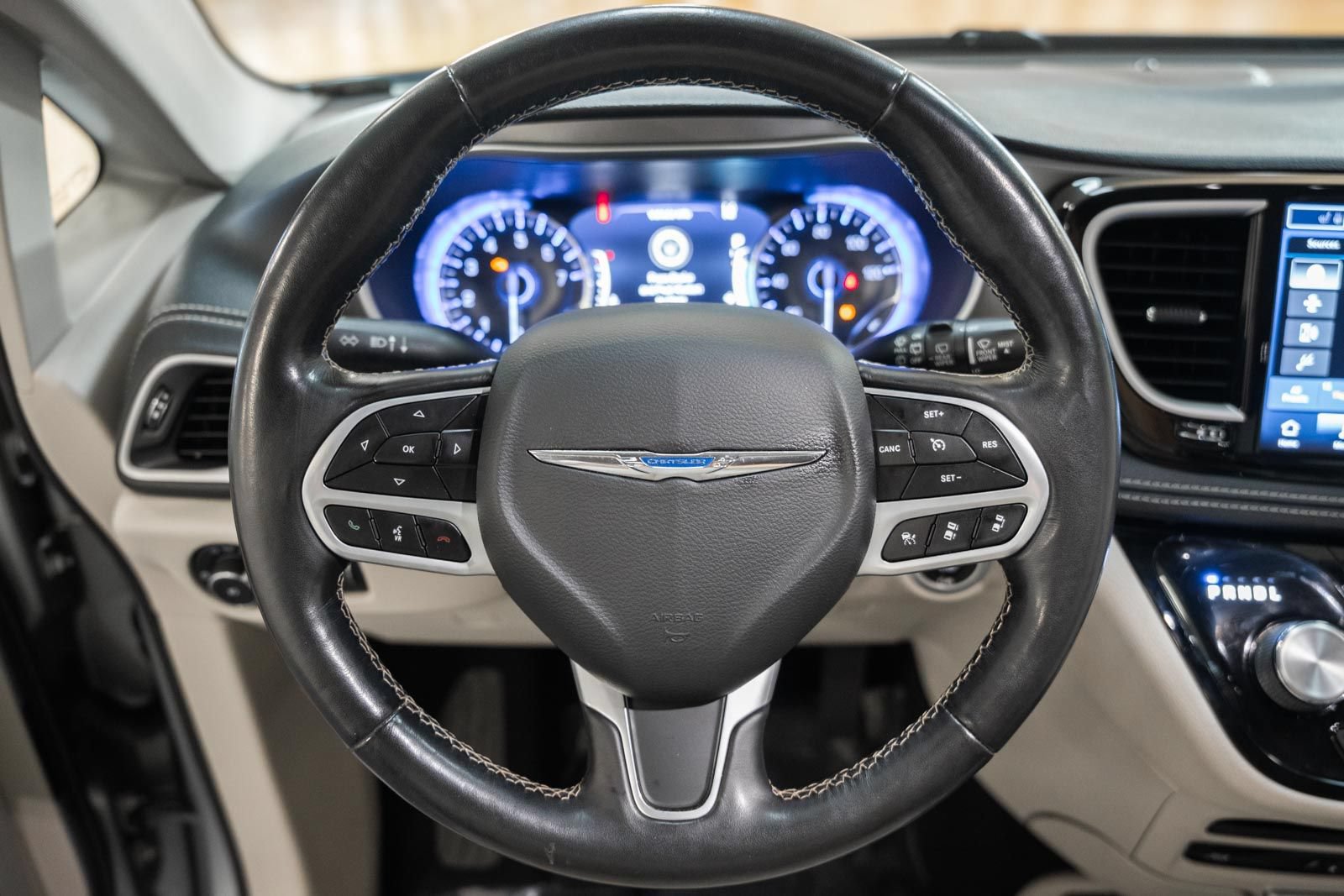 Used 2021 Chrysler Pacifica Touring-L w/ Uconnect Theater Family Group FWD image 35
