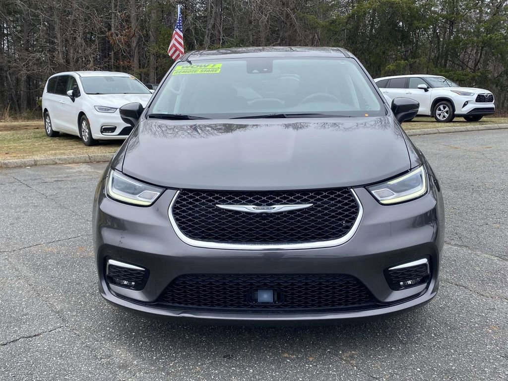 Used 2023 Chrysler Pacifica Touring-L image 7