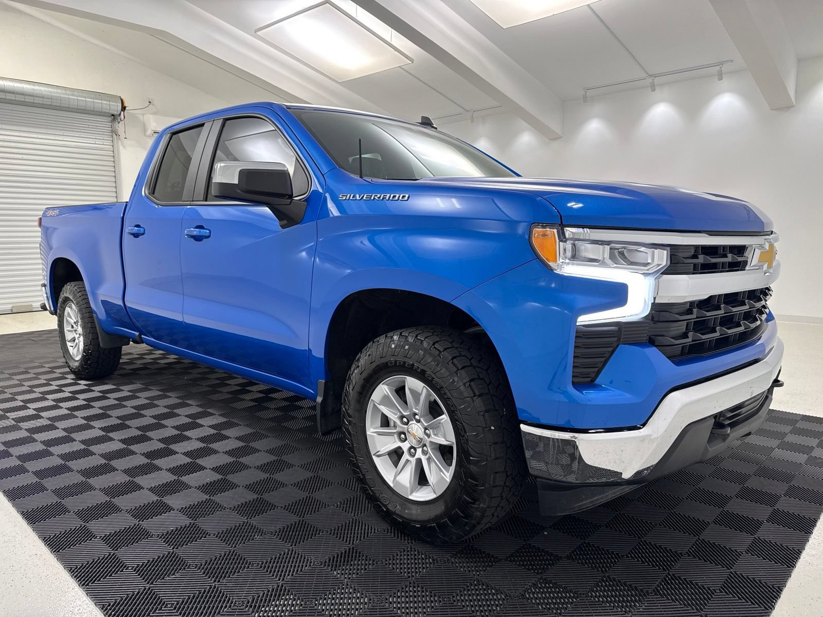 Used 2025 Chevrolet Silverado 1500 LT w/ Protection Package AWD/4WD image 1