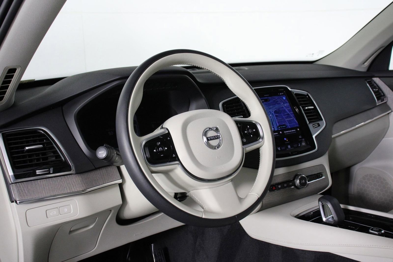 Certified 2023 Volvo XC90 T8 Plus w/ Protection Package Premier image 14