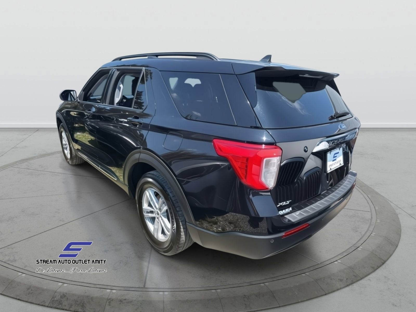 Used 2022 Ford Explorer XLT image 3