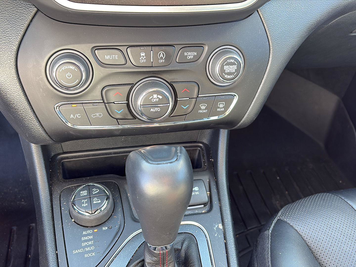 Used 2022 Jeep Cherokee Trailhawk w/ Premium Leather Package AWD/4WD image 23