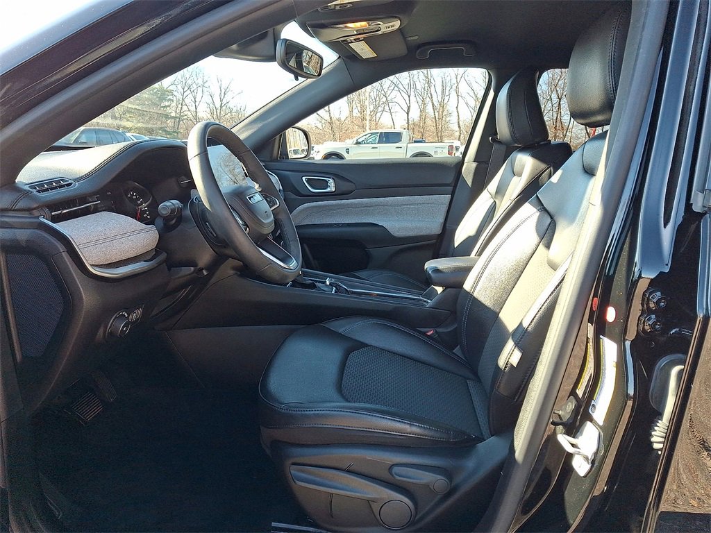 Used 2023 Jeep Compass Latitude image 11