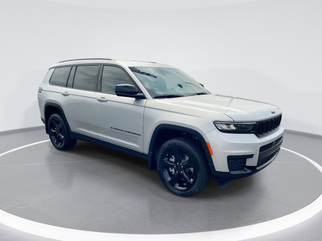 New 2025 Jeep Grand Cherokee L Laredo image 1
