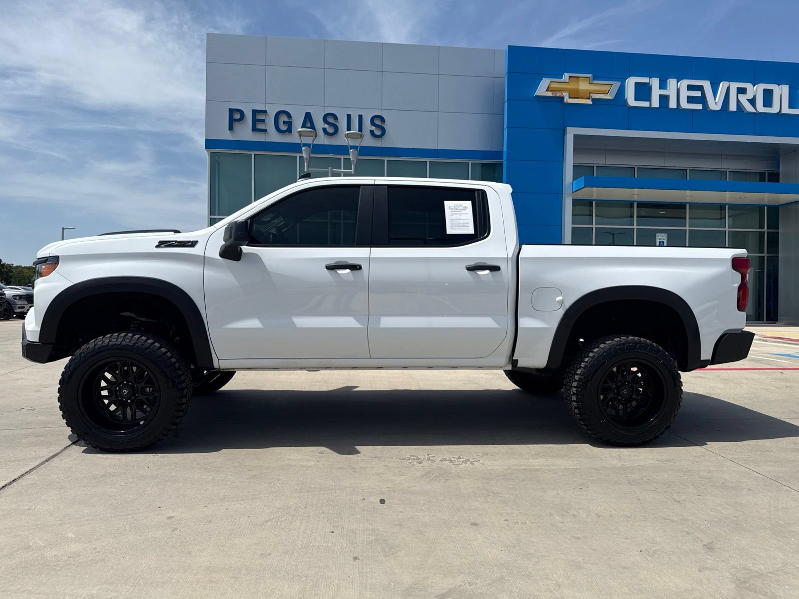 Used 2024 Chevrolet Silverado 1500 Custom Trail Boss w/ LPO, Dark Essentials Package AWD/4WD image 2