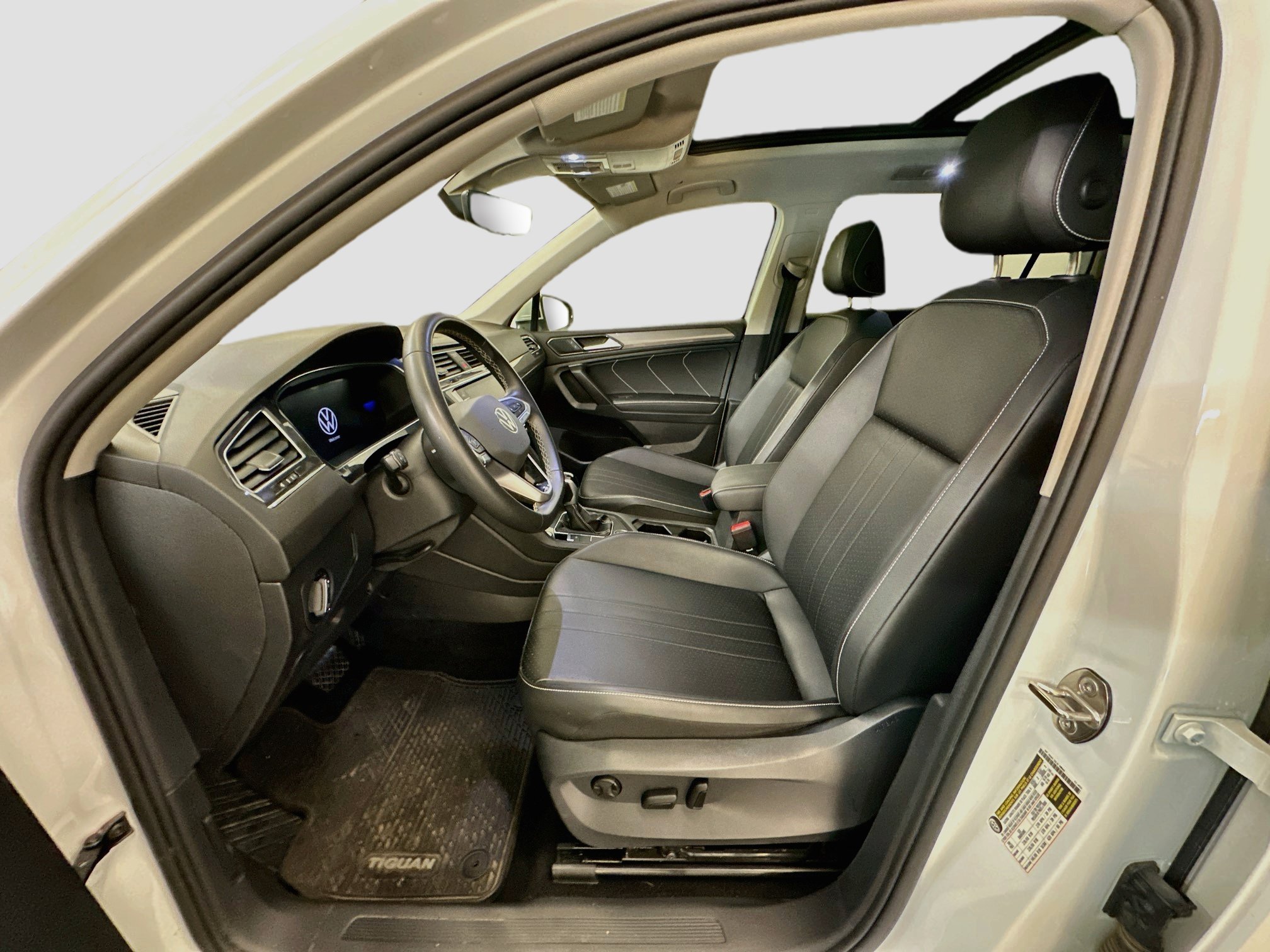 Used 2023 Volkswagen Tiguan SE w/ Panoramic Sunroof Package AWD/4WD image 13