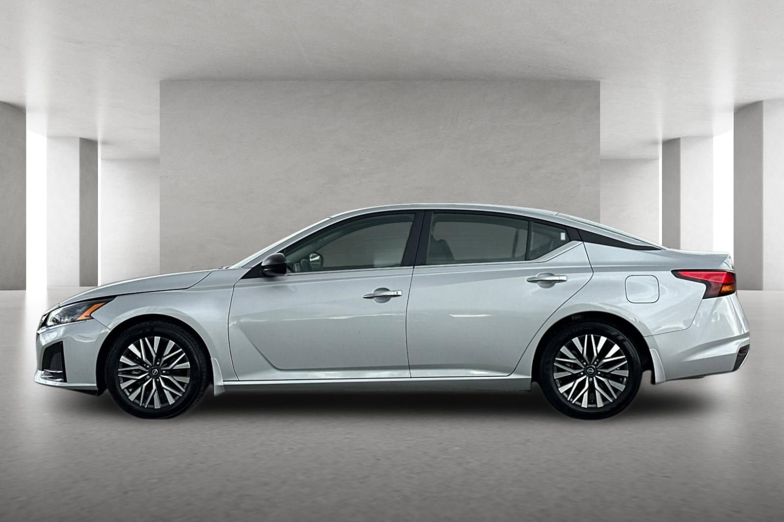 Used 2024 Nissan Altima 2.5 SV image 7