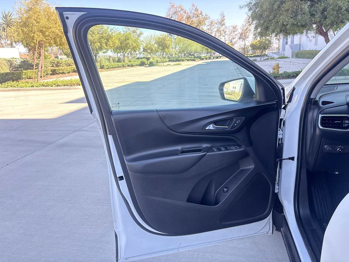 Used 2018 Chevrolet Equinox LT FWD image 18