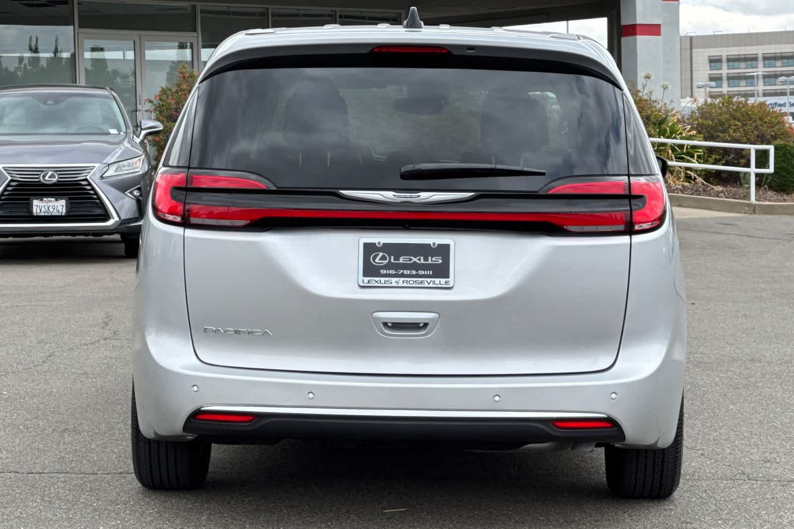 Used 2024 Chrysler Pacifica Touring-L FWD image 8