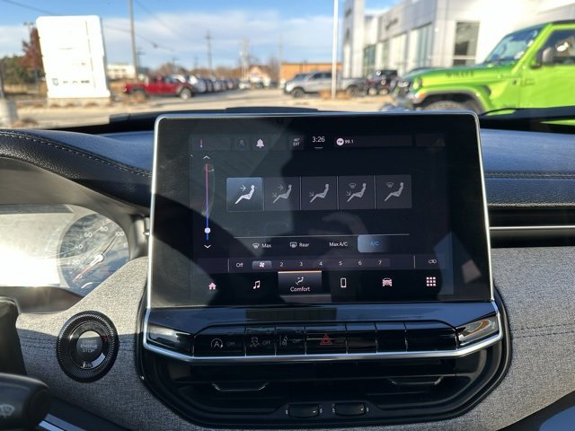 Used 2024 Jeep Compass Latitude image 35