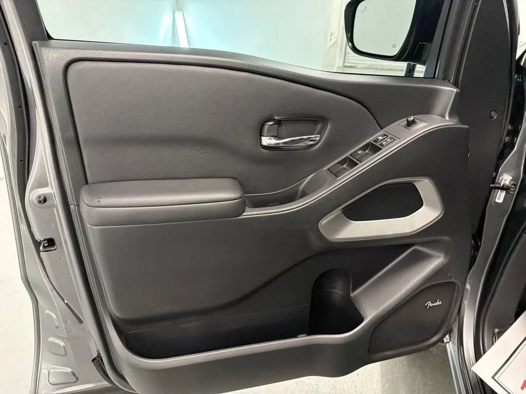 Used 2024 Nissan Frontier SL w/ Technology Package AWD/4WD image 12