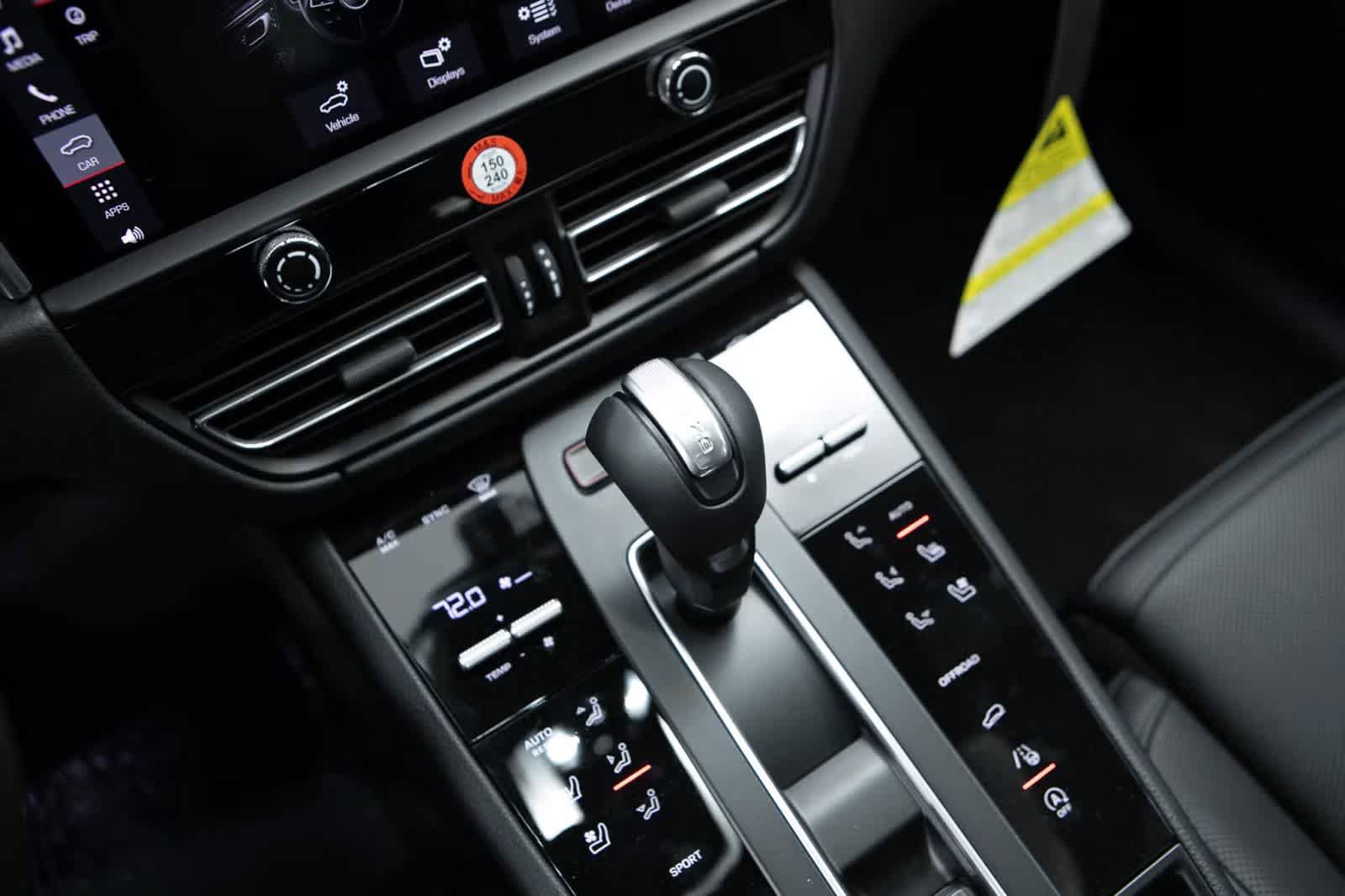 Certified 2026 Porsche Macan AWD/4WD image 29