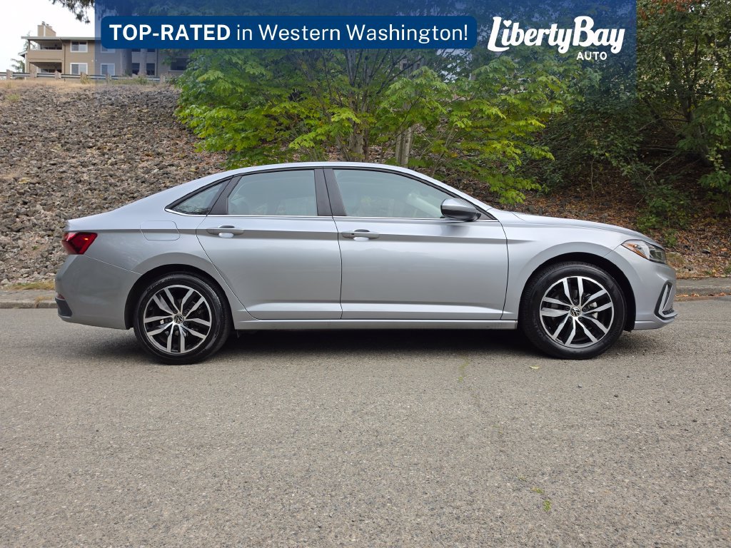 Used 2025 Volkswagen Jetta SE FWD image 4