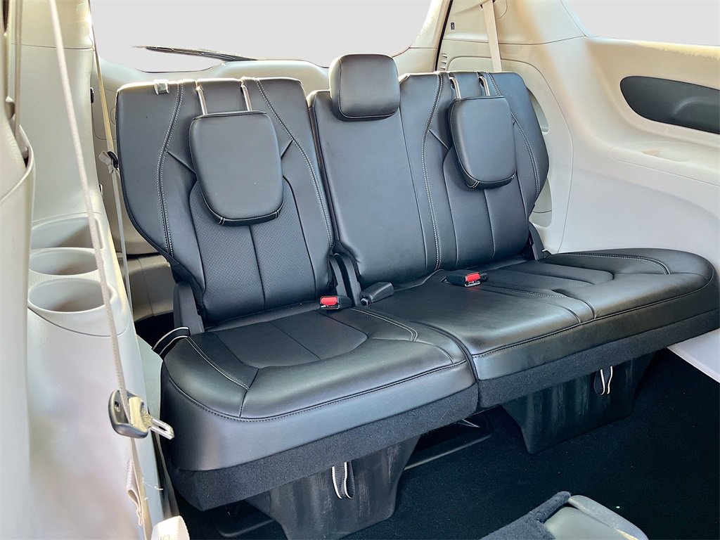 Certified 2024 Chrysler Pacifica Touring-L image 25