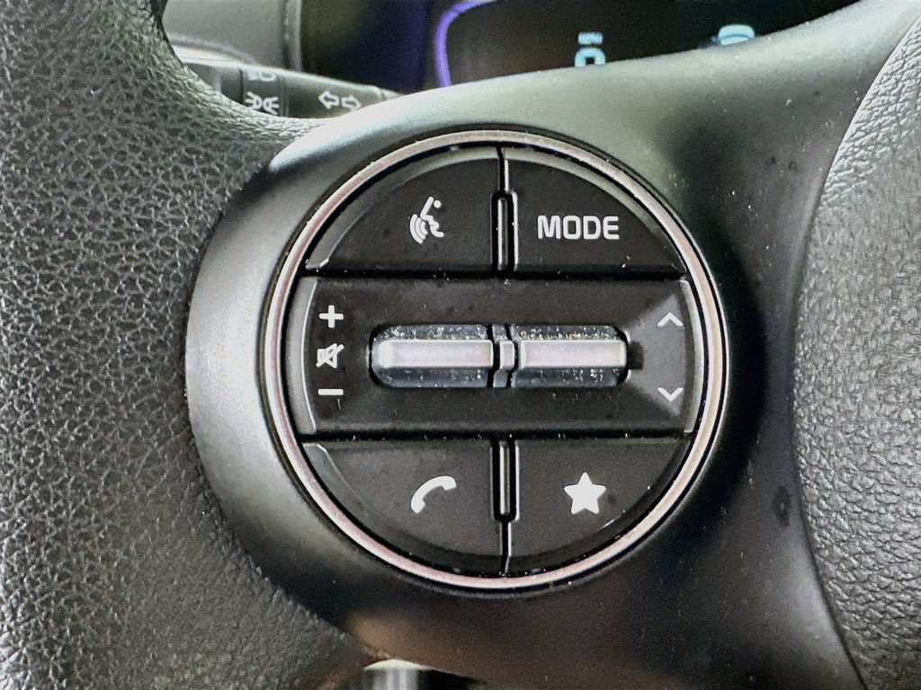 Used 2025 Kia Soul LX w/ LX Technology Package FWD image 21