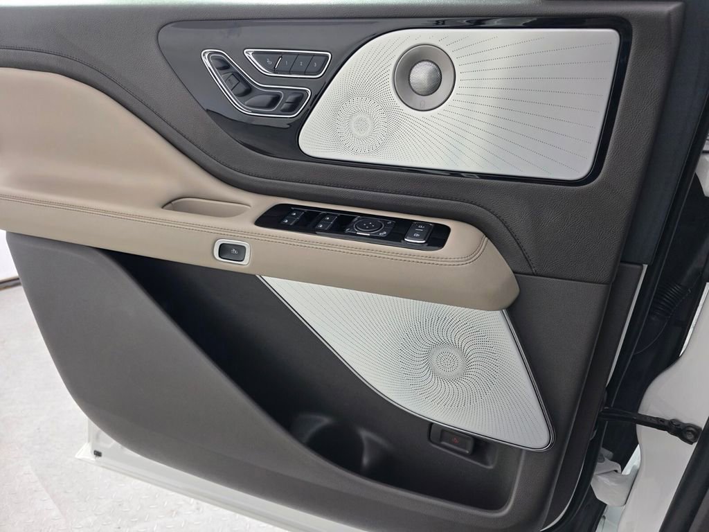 Used 2024 Lincoln Aviator Reserve w/ Equipment Group 201A image 27