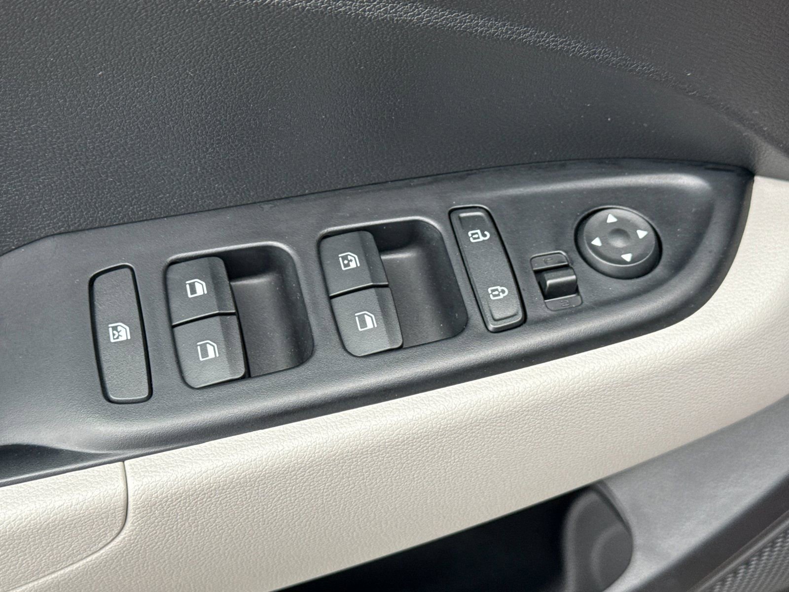 Certified 2024 Hyundai Venue SEL image 11