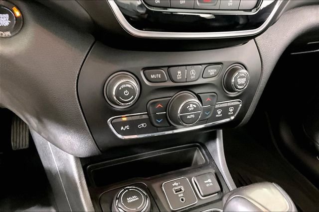Used 2019 Jeep Cherokee Overland w/ Technology Group AWD/4WD image 14