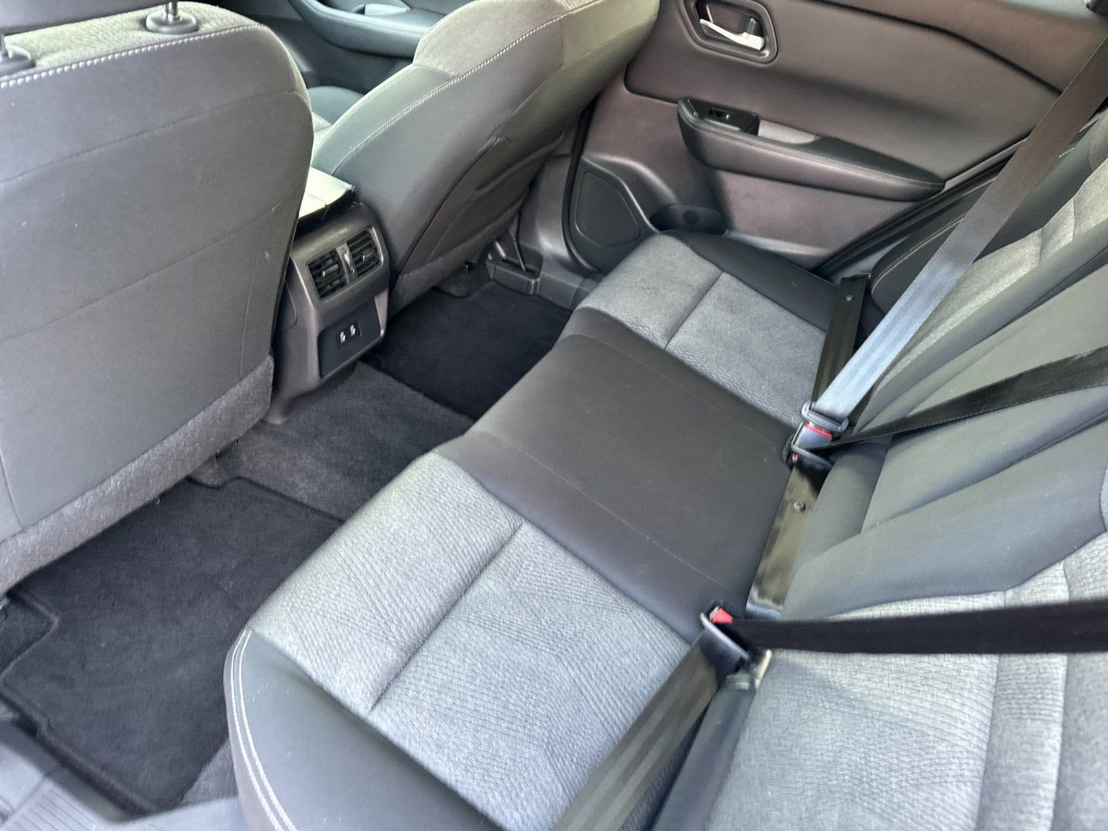 Used 2025 Nissan Rogue SV image 11