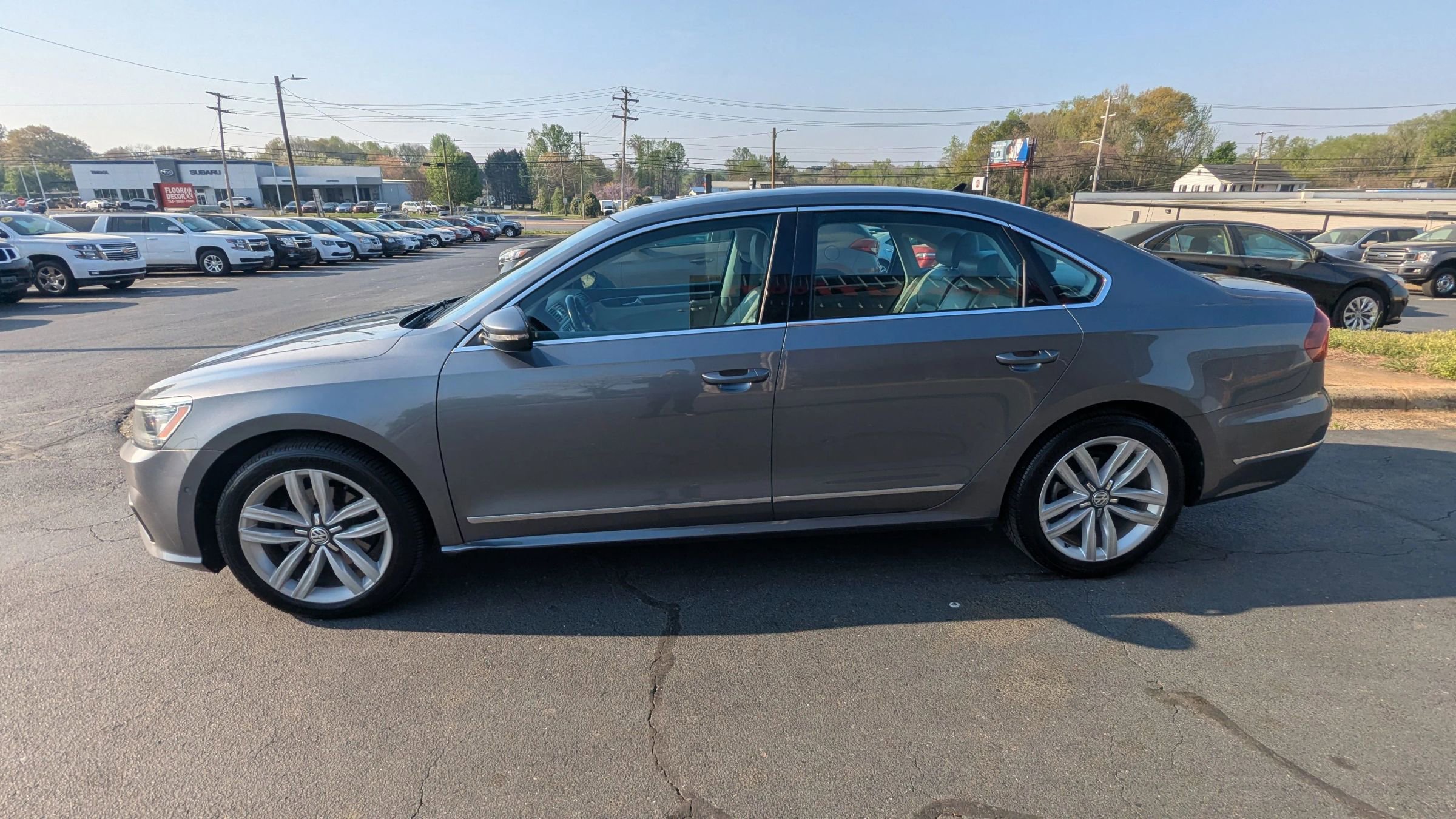 Used 2017 Volkswagen Passat 1.8T SEL Premium FWD image 4