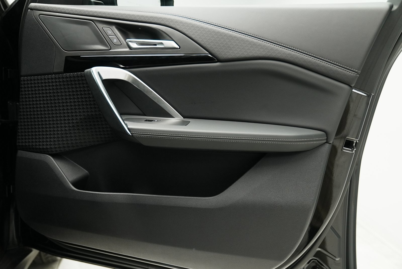 Used 2025 BMW X2 xDrive28i w/ Convenience Package image 41