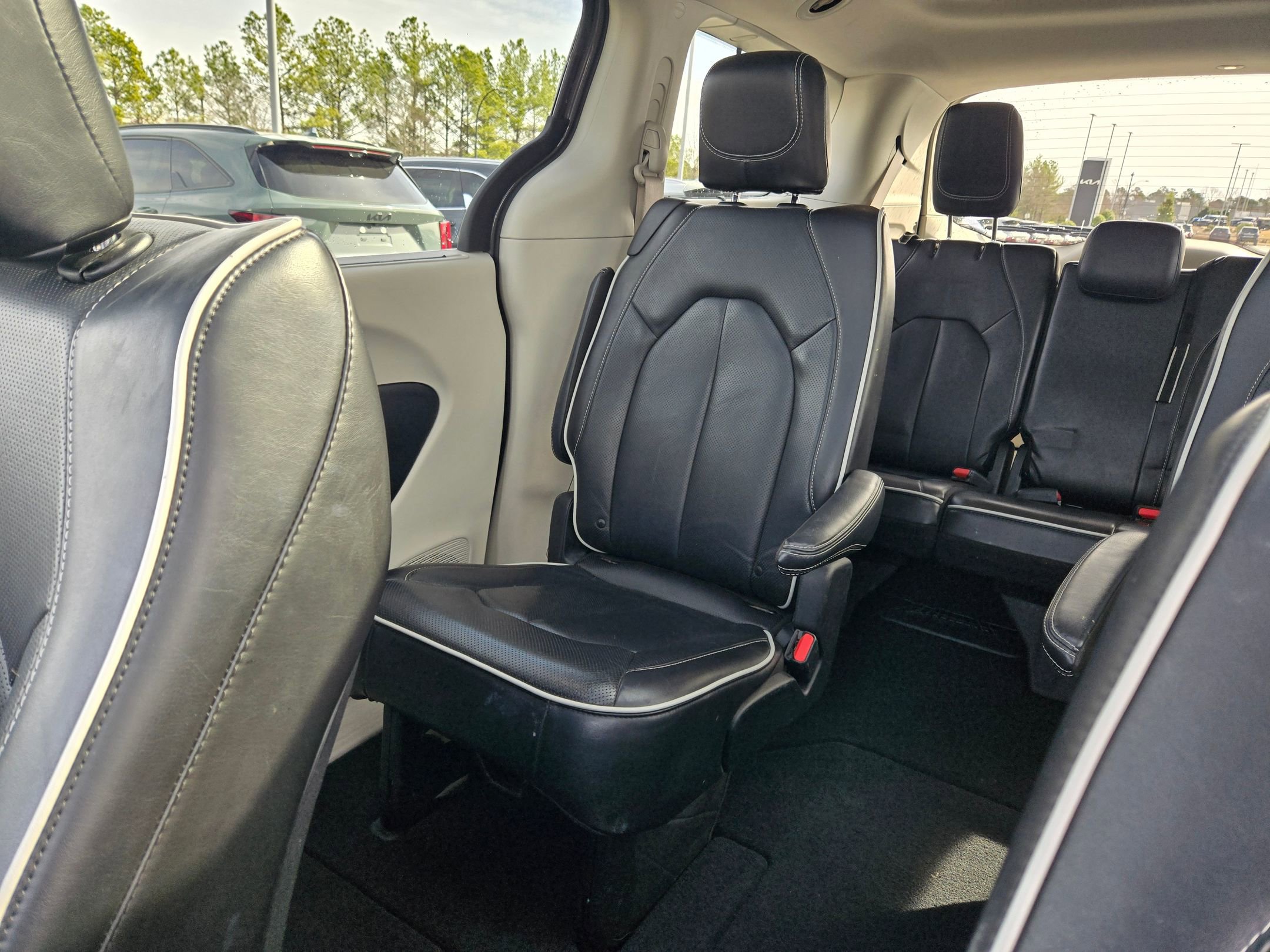 Used 2023 Chrysler Pacifica Limited image 12