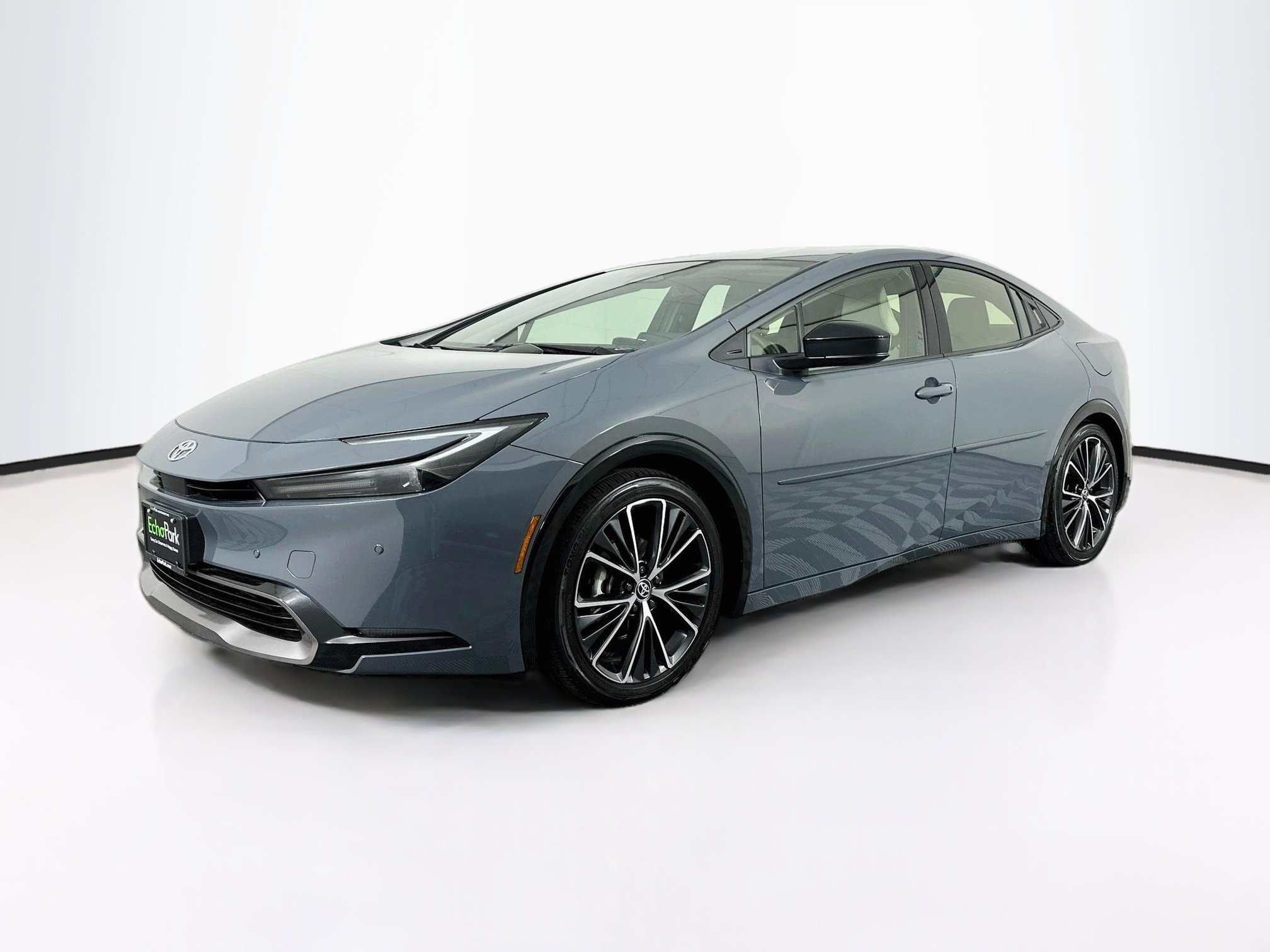 Used 2024 Toyota Prius XLE FWD image 3