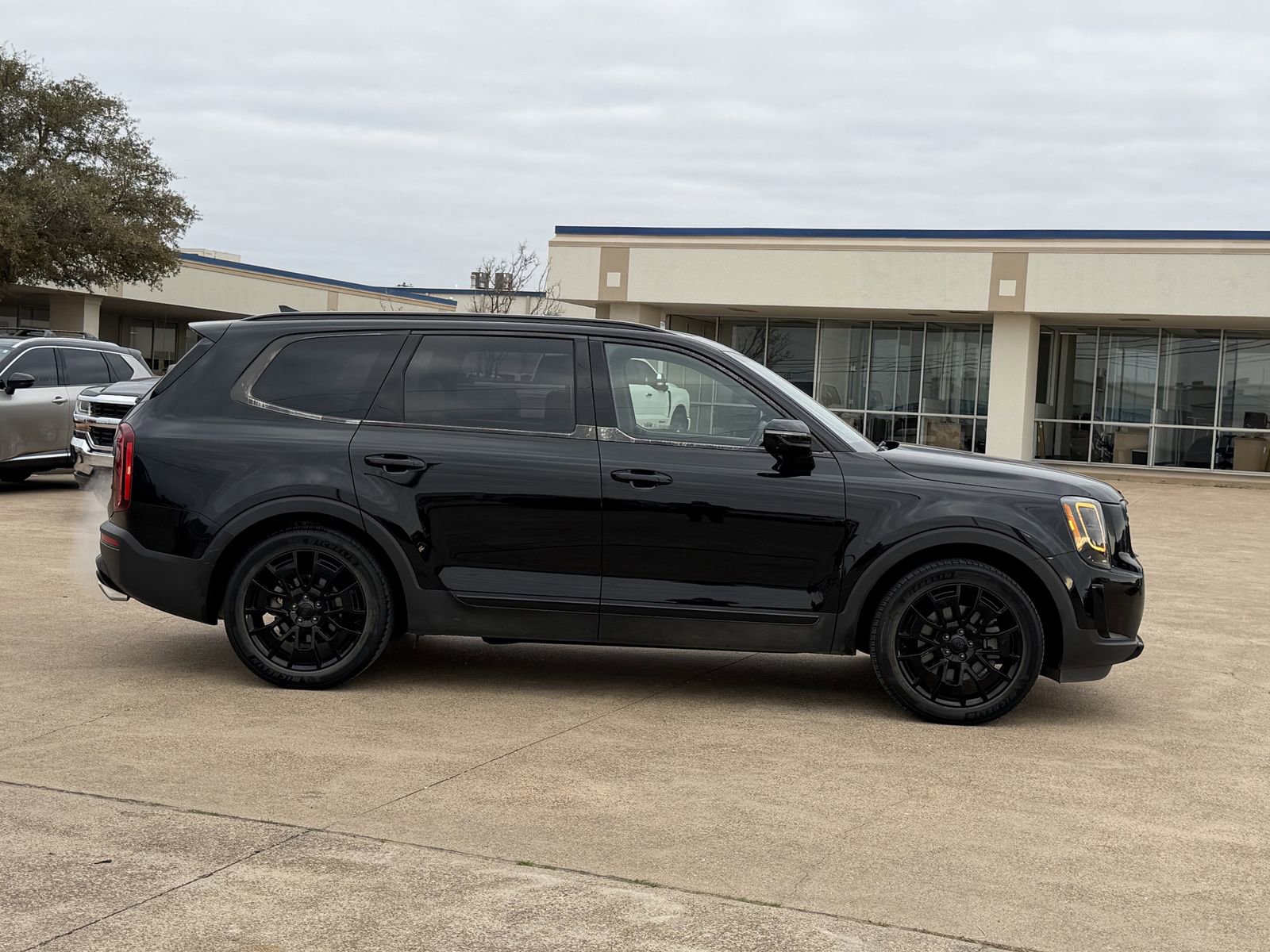 Used 2021 Kia Telluride SX w/ SX Prestige Package image 3
