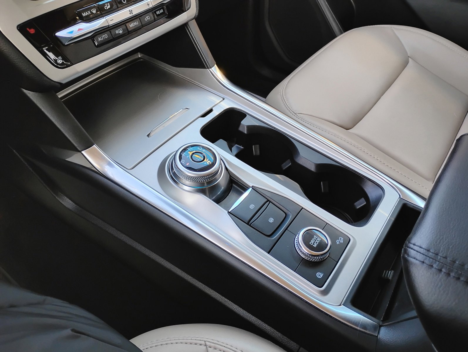 Used 2022 Ford Explorer XLT w/ Equipment Group 202A image 13