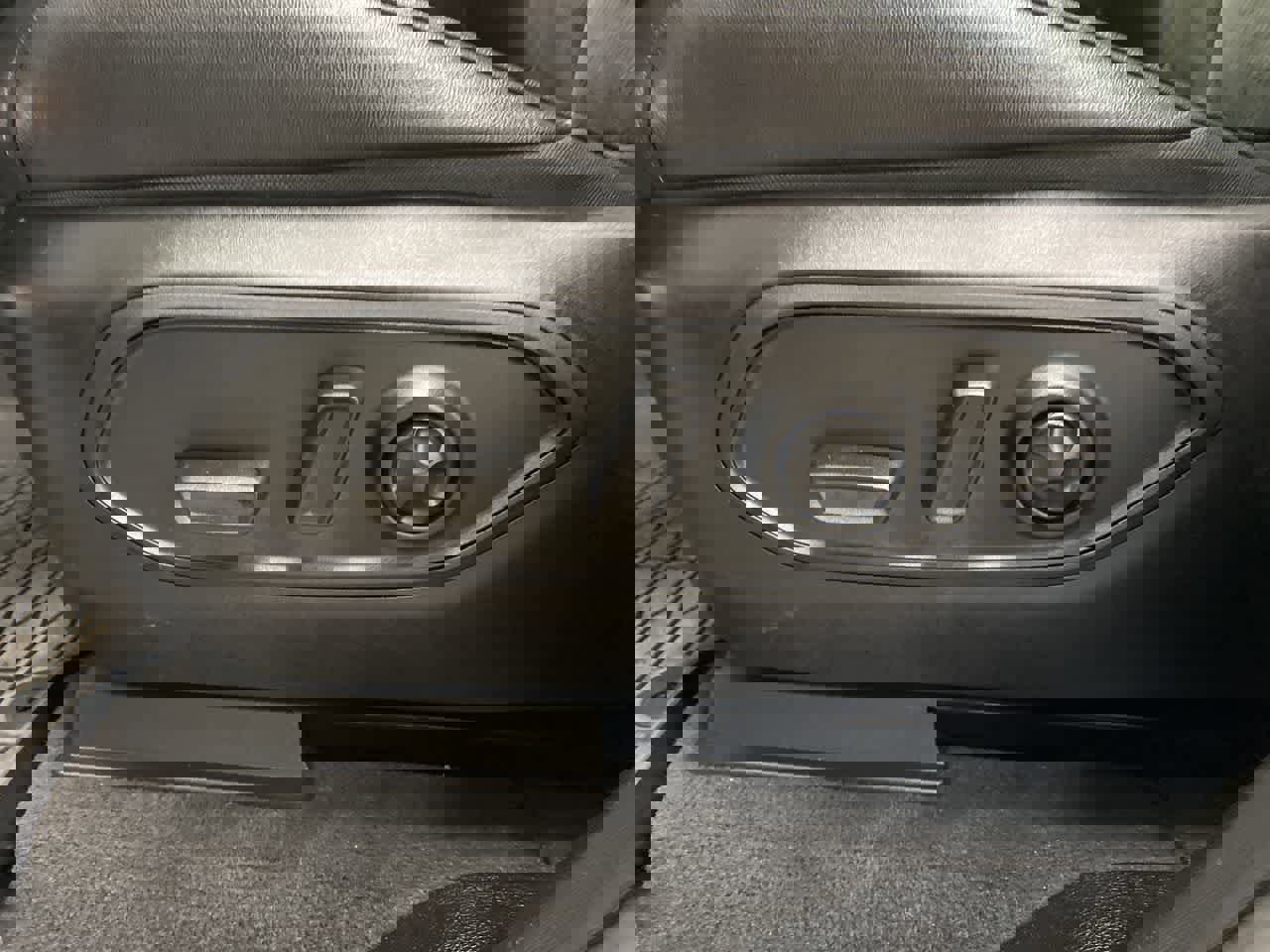 Used 2025 Jeep Grand Cherokee Altitude AWD/4WD image 15