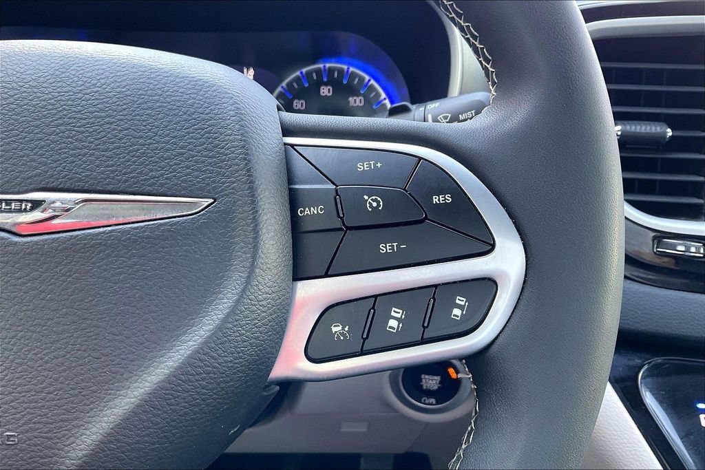 Used 2023 Chrysler Pacifica Touring-L FWD image 19