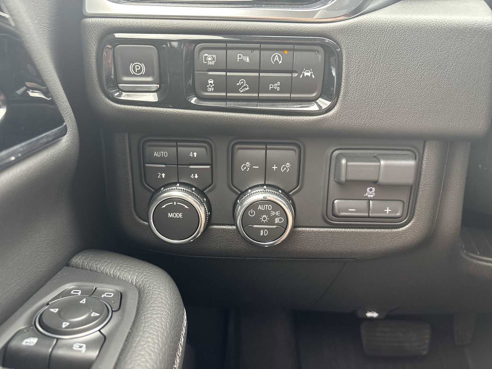 New 2025 GMC Yukon Denali w/ Advanced Technology Package AWD/4WD image 18
