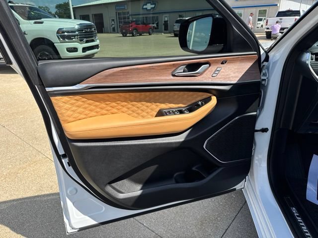 Used 2025 Jeep Grand Cherokee L Summit AWD/4WD image 13