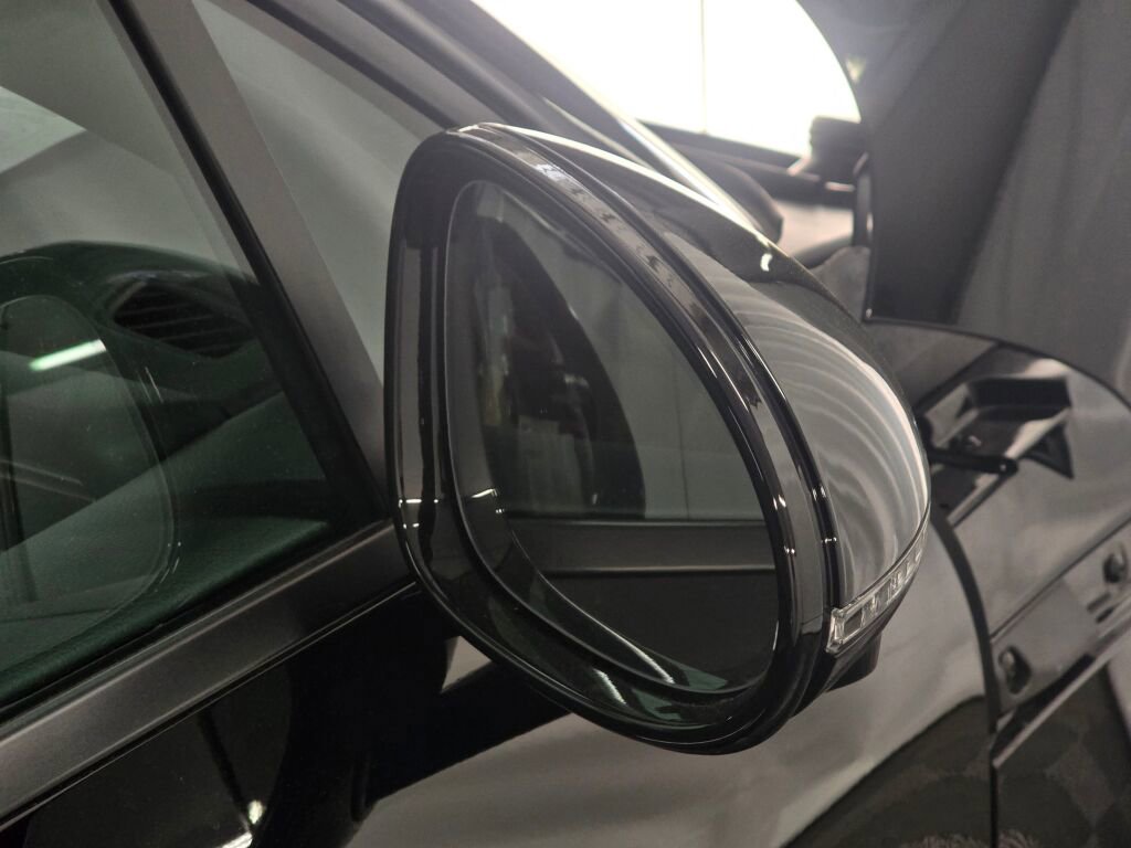 Certified 2025 Porsche Macan image 31