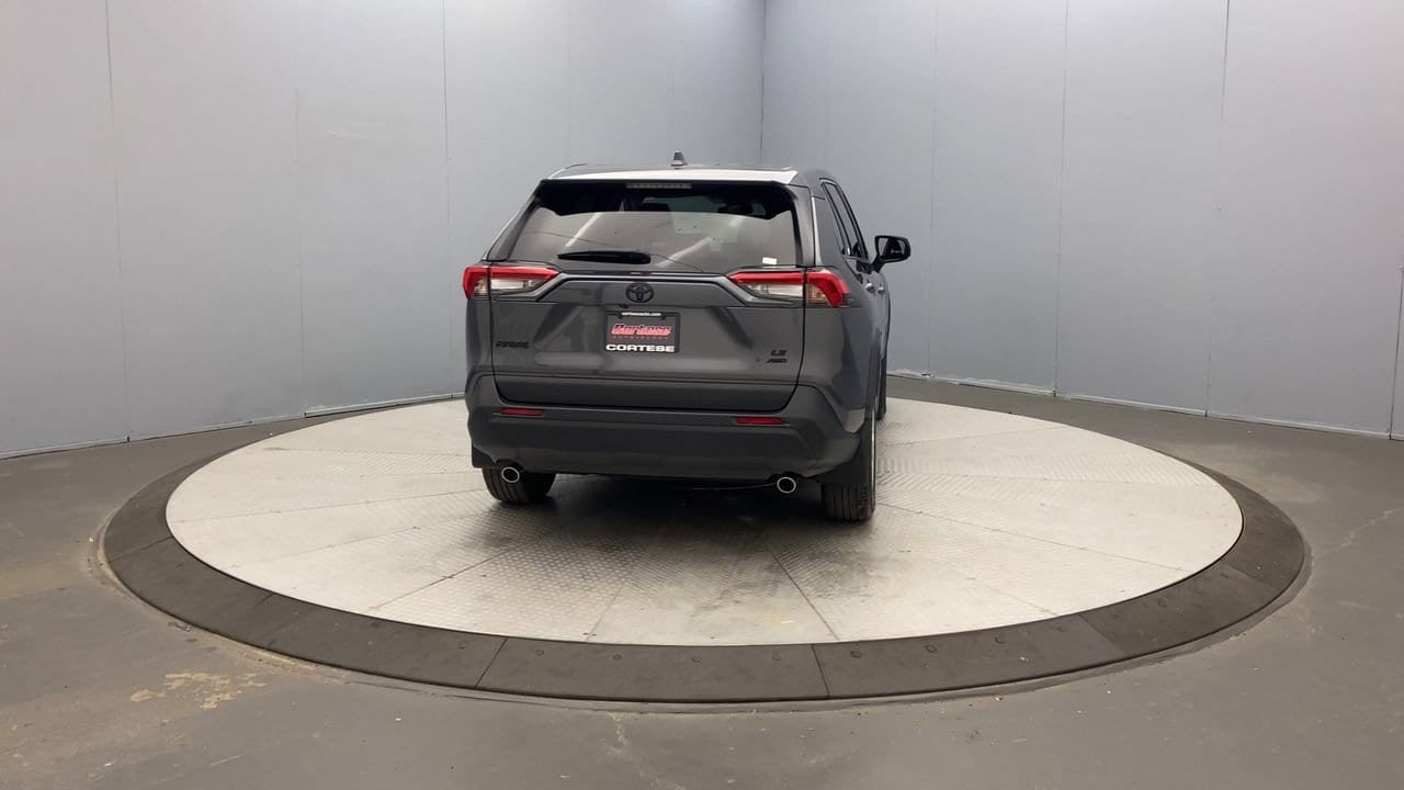 Used 2024 Toyota RAV4 LE AWD/4WD image 4