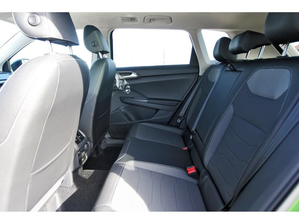 Certified 2025 Volkswagen Taos SE FWD image 33