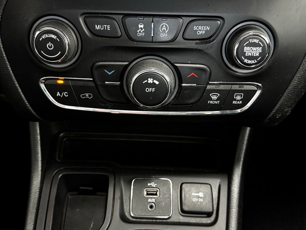 Used 2019 Jeep Cherokee Latitude w/ Popular Appearance Group image 16