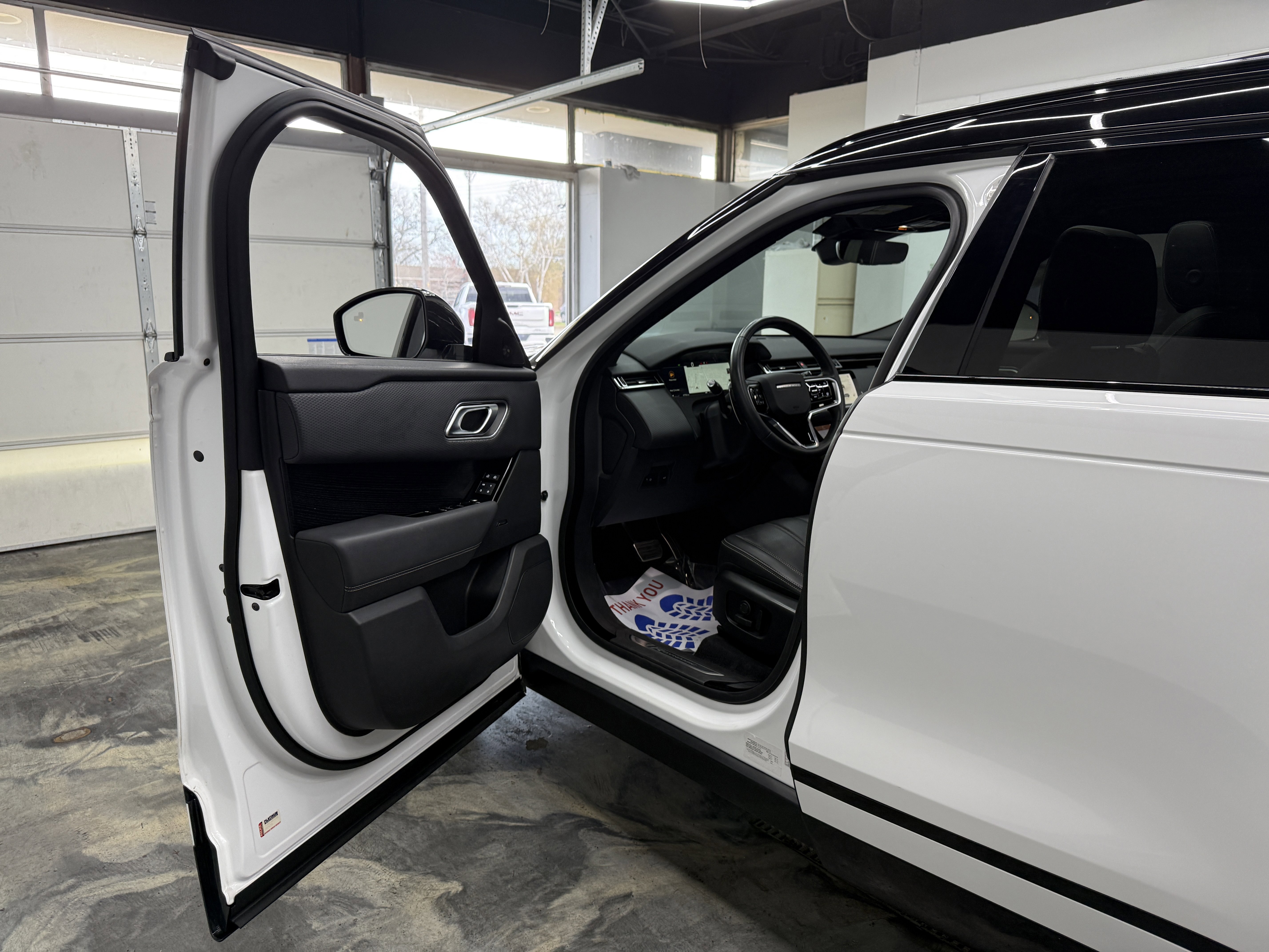 Used 2023 Land Rover Range Rover Velar R-Dynamic S image 9