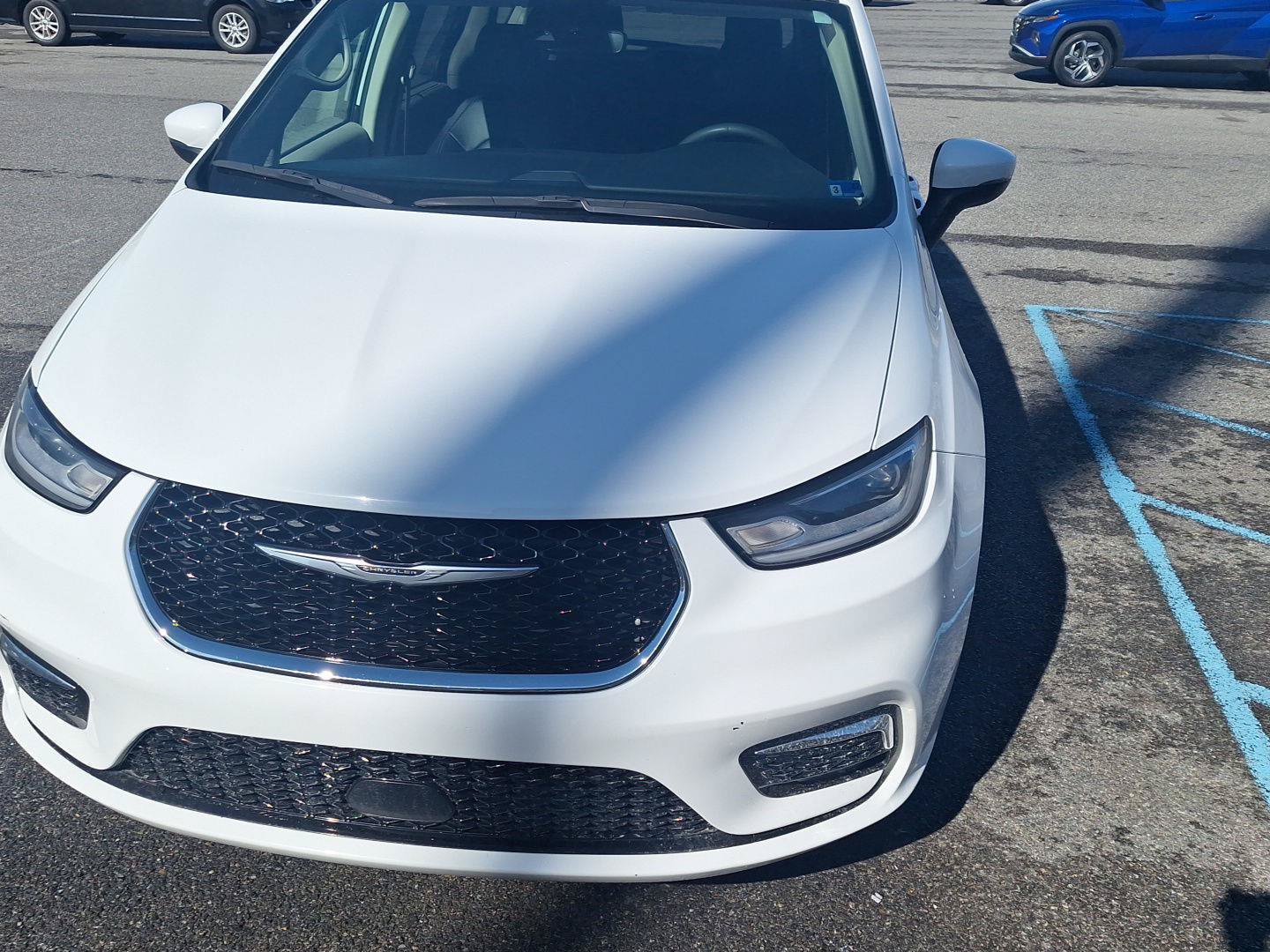 Used 2023 Chrysler Pacifica Touring-L FWD image 8